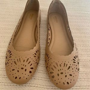Mossimo punch flower design flats